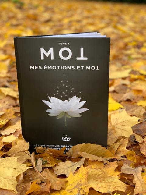 Tome 1, Mes Émotions et Moi, posé sur des feuilles d'automne
