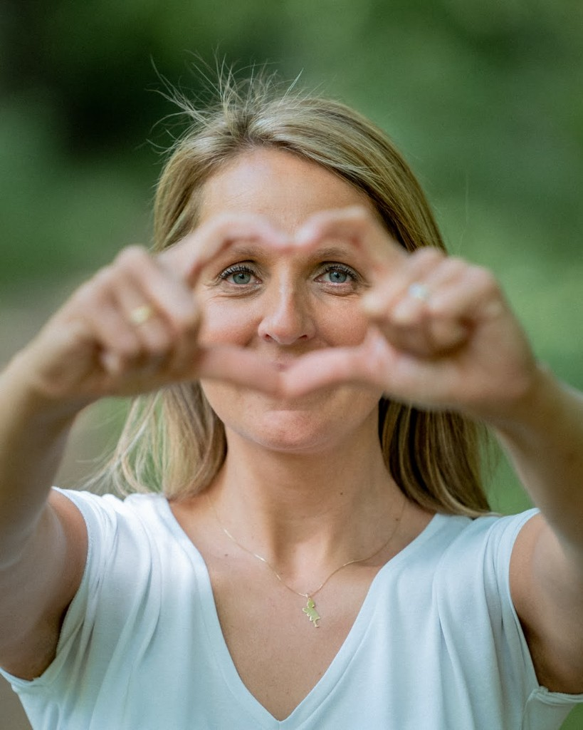 Stéphanie forme un cœur avec ses mains