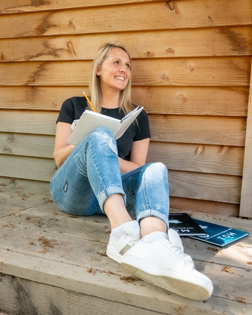 Stéphanie écrit ses livres dans son jardin
