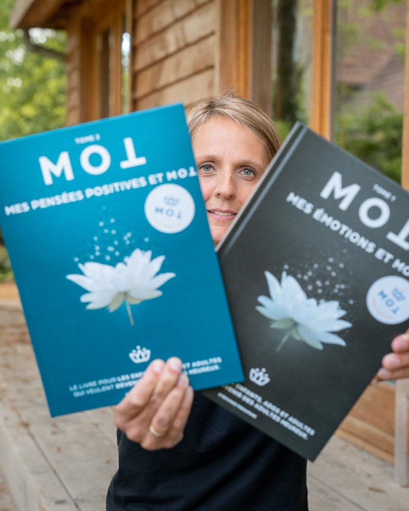 Stéphanie tient les tomes de la collection MOI